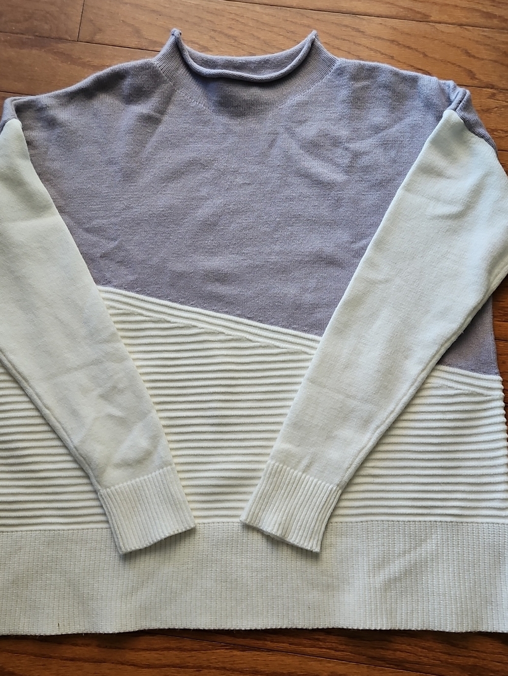 NWOT ROZ & ALI Gray and Cream Colorblock Mock Neck Pullover